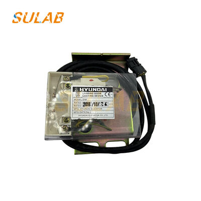 Устройство блокировки дверей лифта с двойной защитой: механической блокировкой и электрической проверкой для безопасной работы лифта